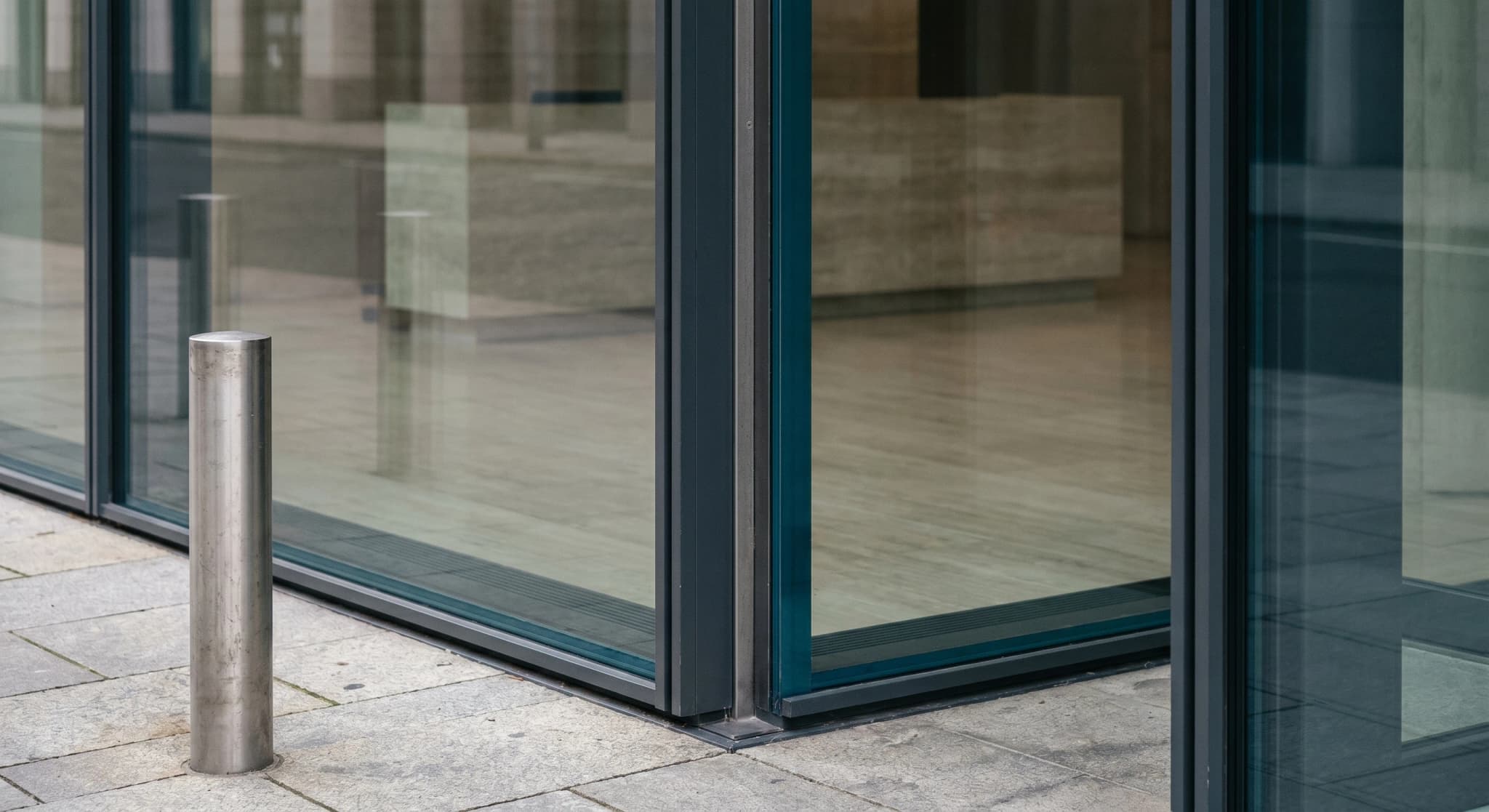RC4-RC6 anti-intrusion facade, composite mullion with security bollards