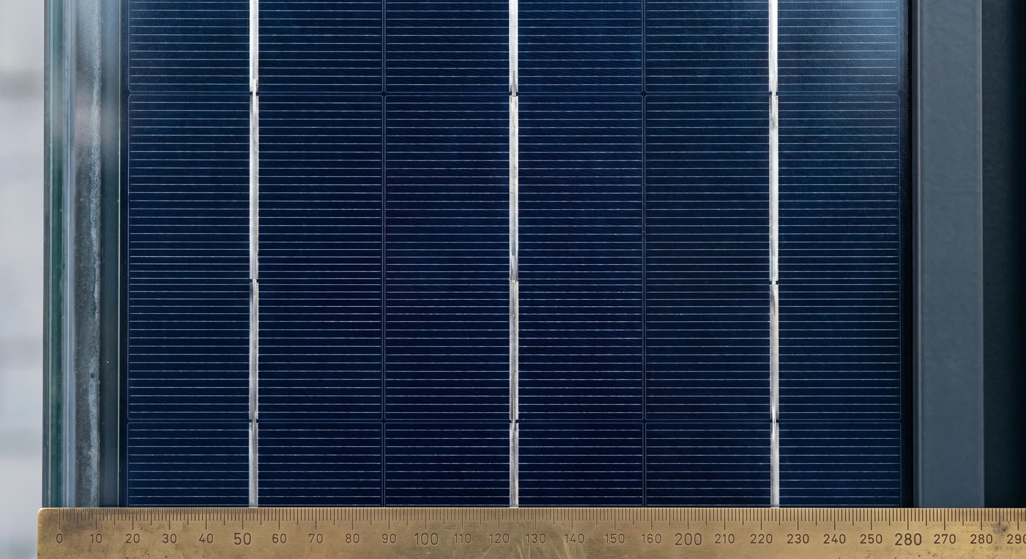BIPV photovoltaic cell, silver busbar grid on monocrystalline silicon