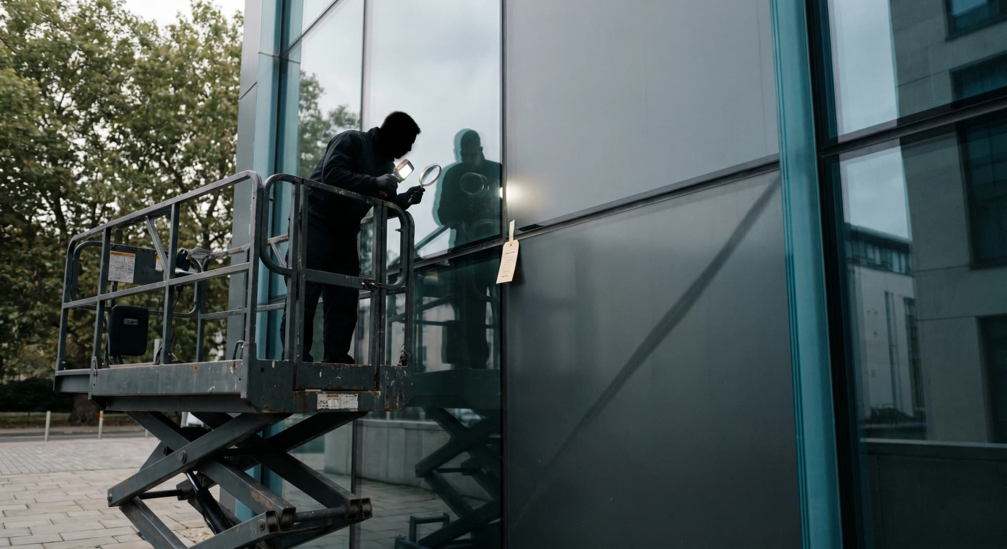Facade forensic expertise, on-site inspection from elevated platform